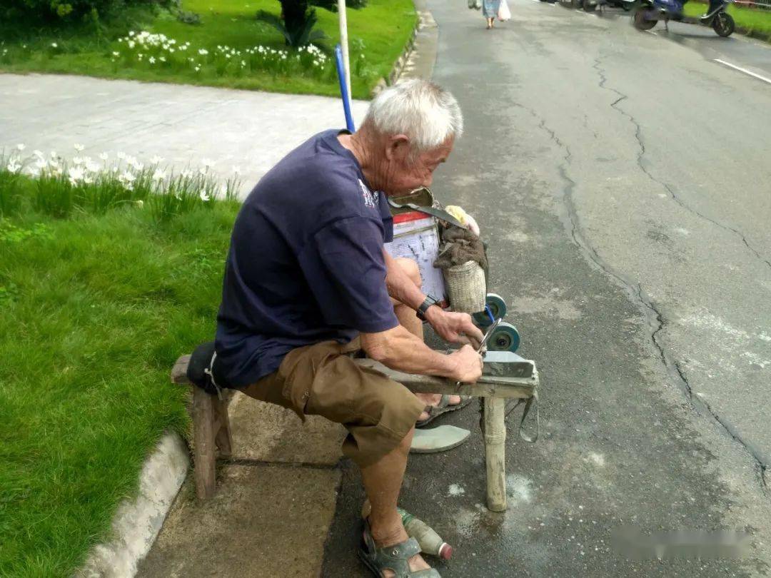 资阳84岁的磨刀老人磨一把菜刀3元钱