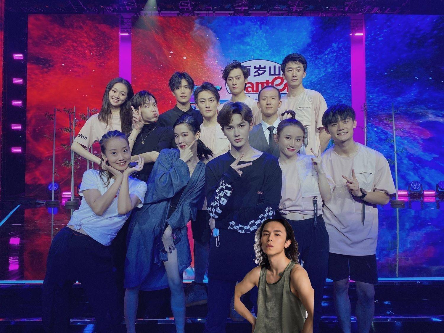 正正凌晨更新和朱队友们的合照 万年不变的向左倾斜45度角剪刀手