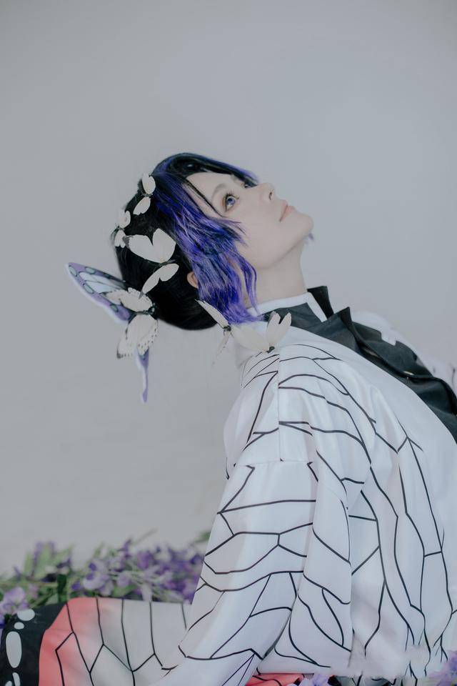 三位可爱的coser扮演的日本人气动漫鬼灭之刃角色蝴蝶忍