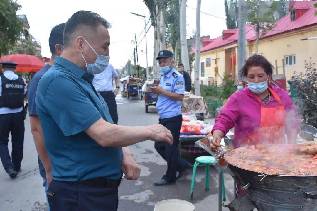 克州党委副书记,州长迪力夏提柯德尔汗来上阿图什镇机关巴扎"逛"夜市