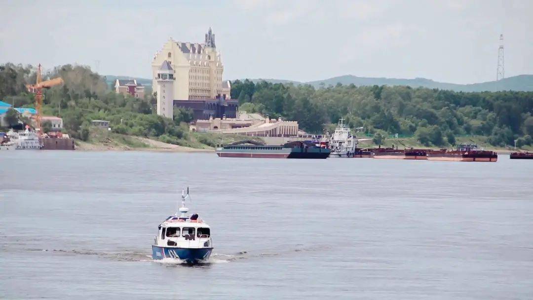 黑河与俄罗斯远东第三大城市阿穆尔州首府布拉戈维申斯克隔黑龙江相望