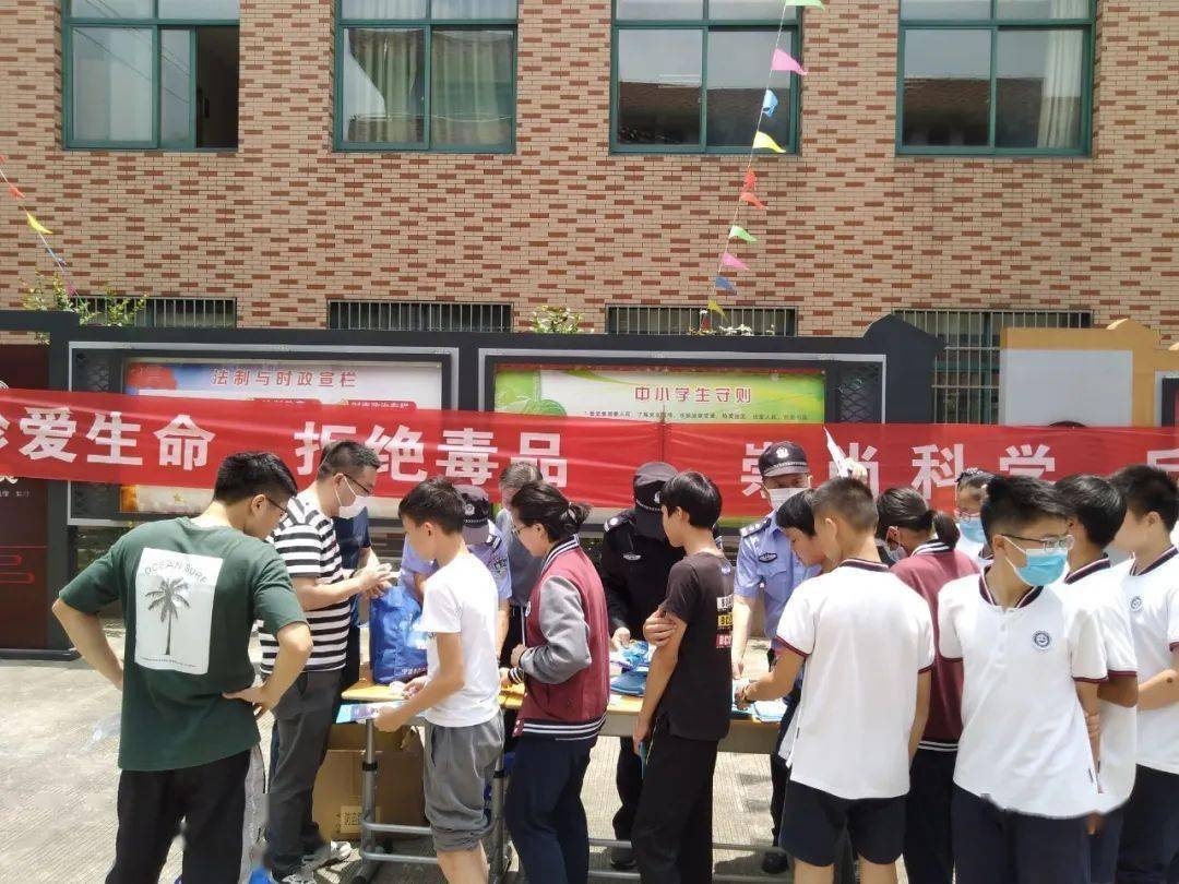 庄桥中学开展垃圾分类主题班会,引导学生身体力行践行绿色环保,守护