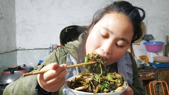 农村小妮一块肉一坨自制酸菜锅里一扔这酸爽差点把碗吃了
