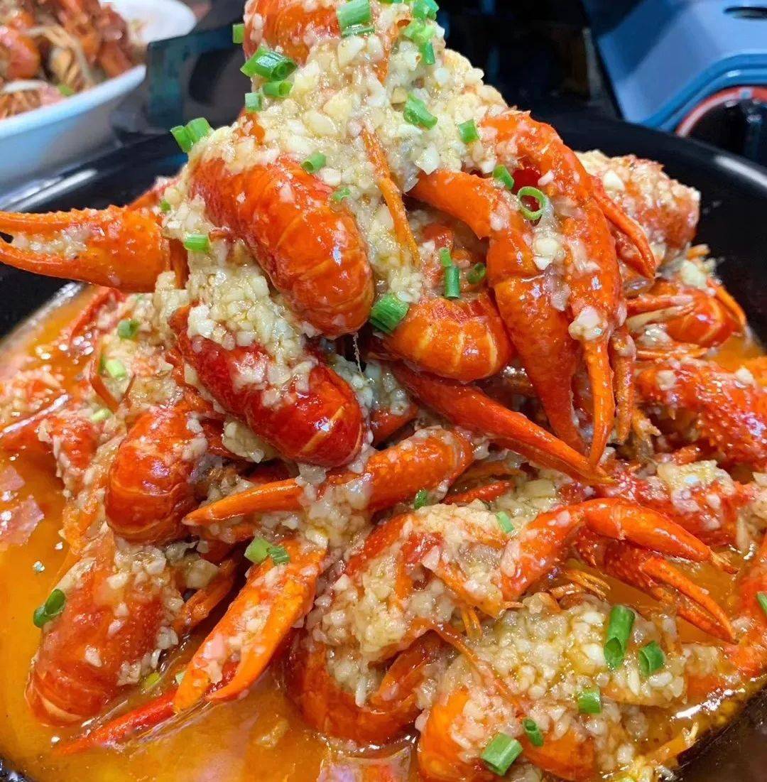 蒜香贼浓郁,小龙虾也超级入味,小龙虾挂着 金色的蒜香酱料,配着 鲜甜