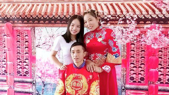 村里组织50岁以上老人拍婚纱照爸妈结婚二十多年终于弥补了遗憾