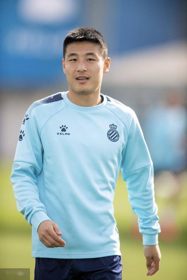 比喻说武磊速度是他的强项,作为亚洲人武磊身材并不算高大,因此在和