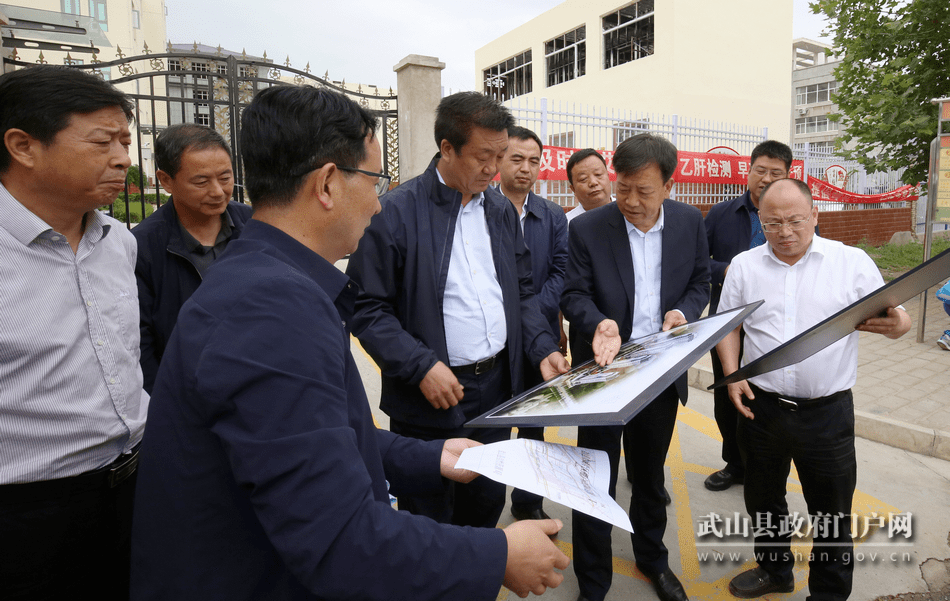 在城关镇陈门片区和东城片区棚户改造项目区域,张栋梁实地查看了解了