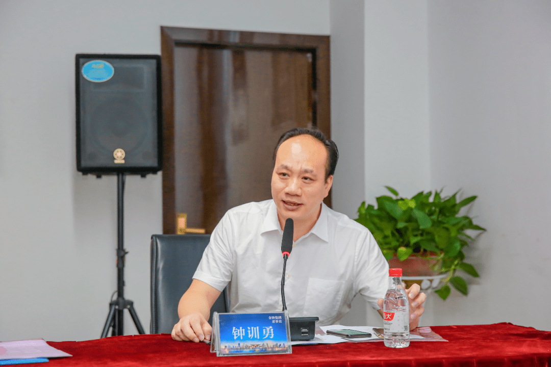 金钟集团董事长钟训勇在欢迎词中表示:市工商联商协会企业家一行莅临