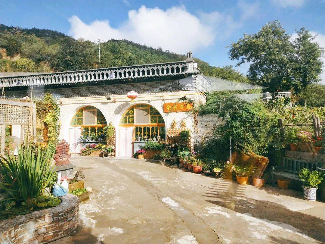 黄土高原上造民宿窑洞改成600㎡花园连烤羊都是香草味儿的