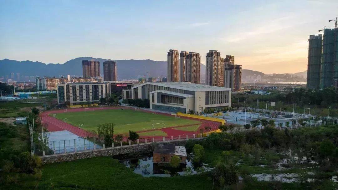 搬迁三江口校区不久 它就引进了全市中学 持续引入博士 福州八中要搞
