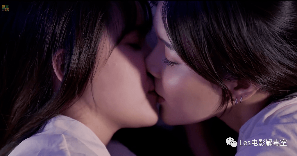 两个女生接吻图片