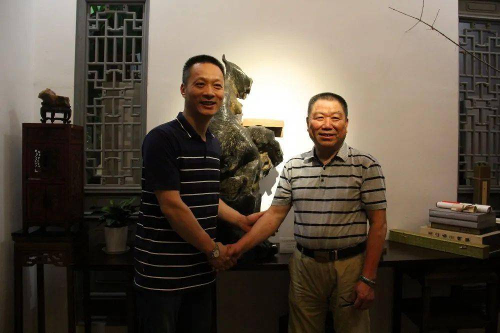 纷纷求与大师合影石友们赞叹不已在李老师的作品前