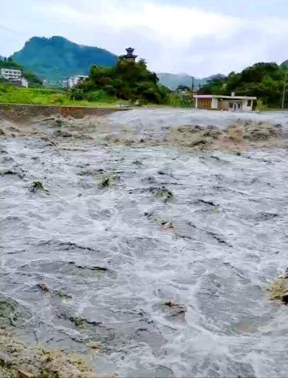 暴雨来袭猫跳河河水暴涨