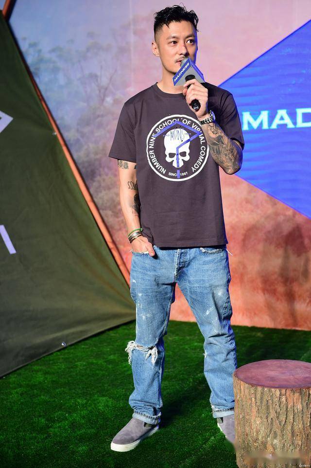 不得不说余文乐真的很懂怎么去搭配衣服!这样的一身