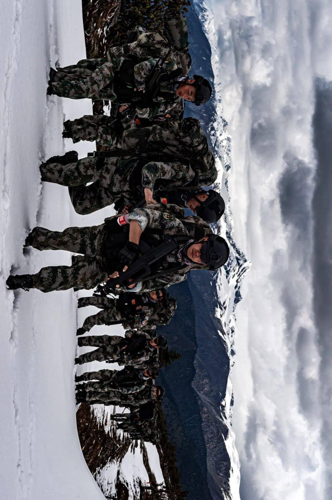 课目雪山重装行军海拔4800米