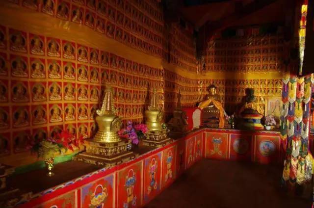 公元1773年(清乾隆三十八年),由西康省(现四川)德格八蚌寺传入丙中洛