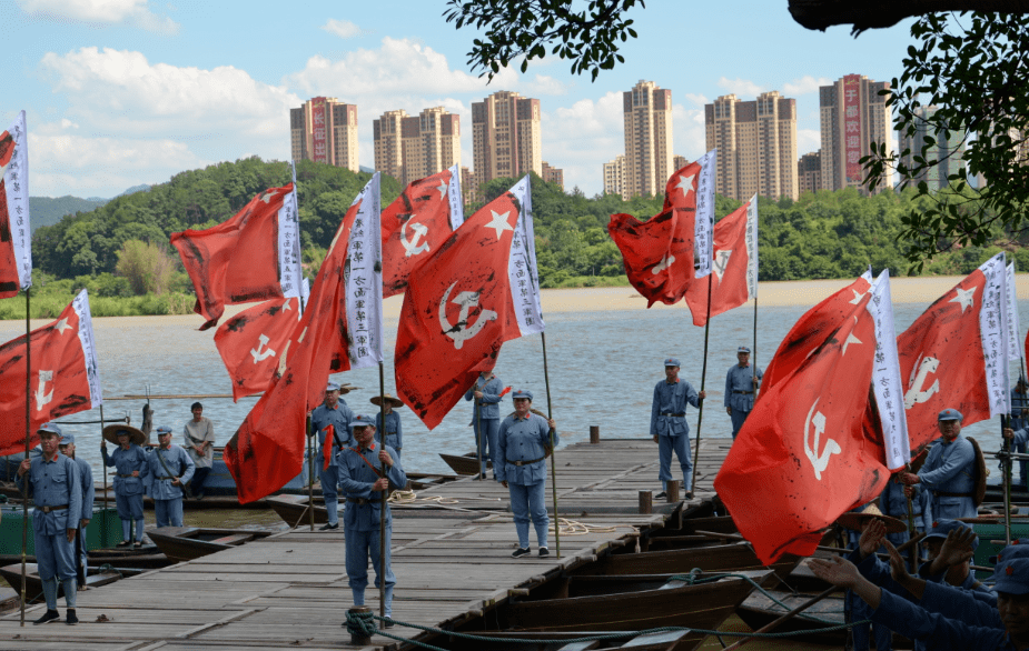 嘉宾们先后来到纪念碑广场,长征渡口,纪念馆,新长征广场等地参观.