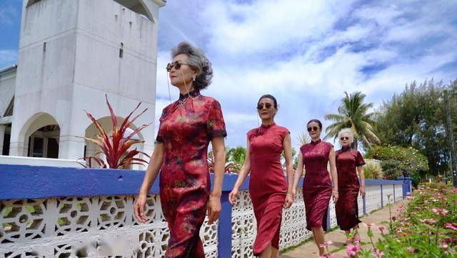 60中国奶奶不爱广场舞爱走秀穿花旗袍秀身材模仿金陵十三钗