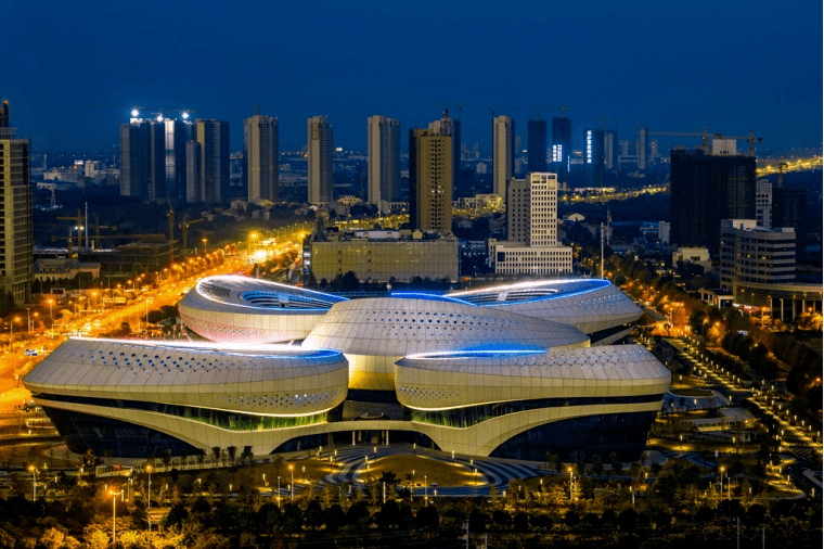 就算陷入困境 新建学校,医院 改造后的孝感生物工程学院 东城体育馆