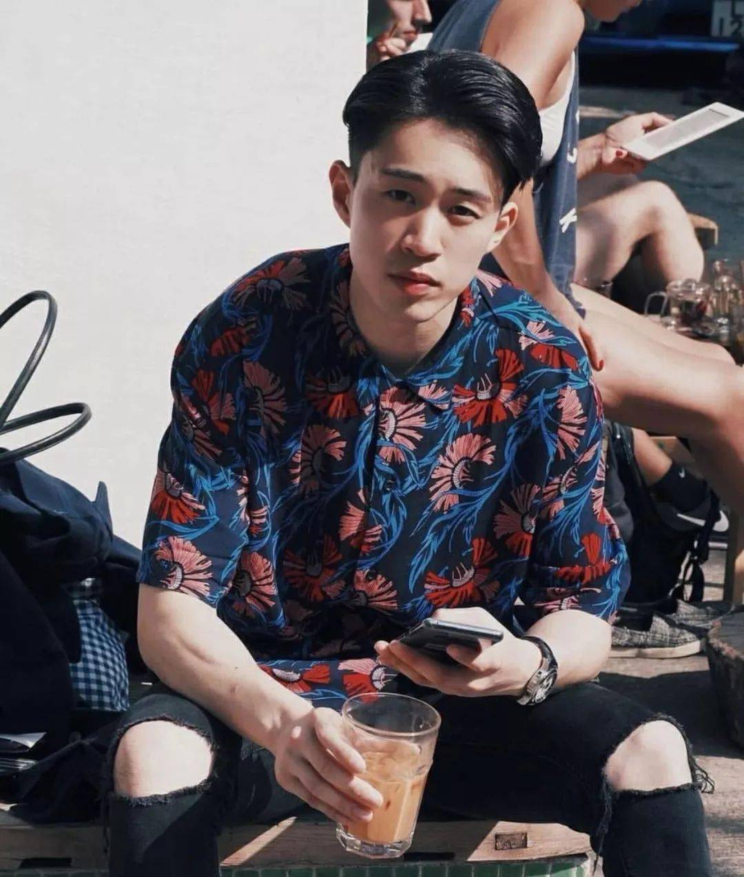 所以今天小编就来讲讲这件花衬衫的故事,手把手的教潮男们怎么让你的