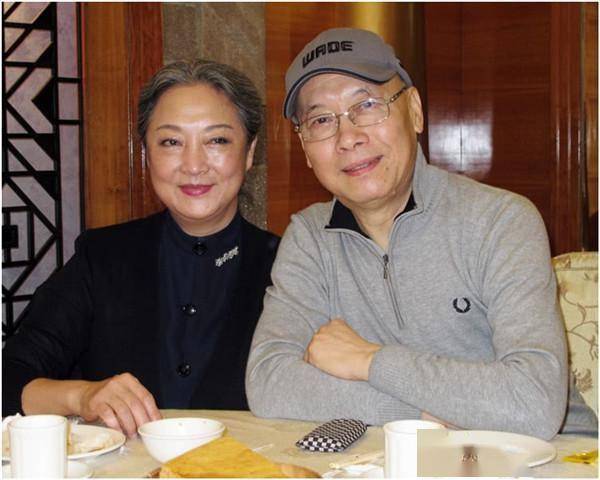 恬妞嫁给了万梓良,恬妮嫁给了岳华,一对姐妹花命运却大不同_郑佩佩