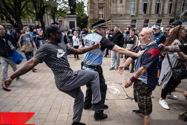 暴乱之火烧到伦敦英国白人至上流氓组织与反种族主义者爆发冲突