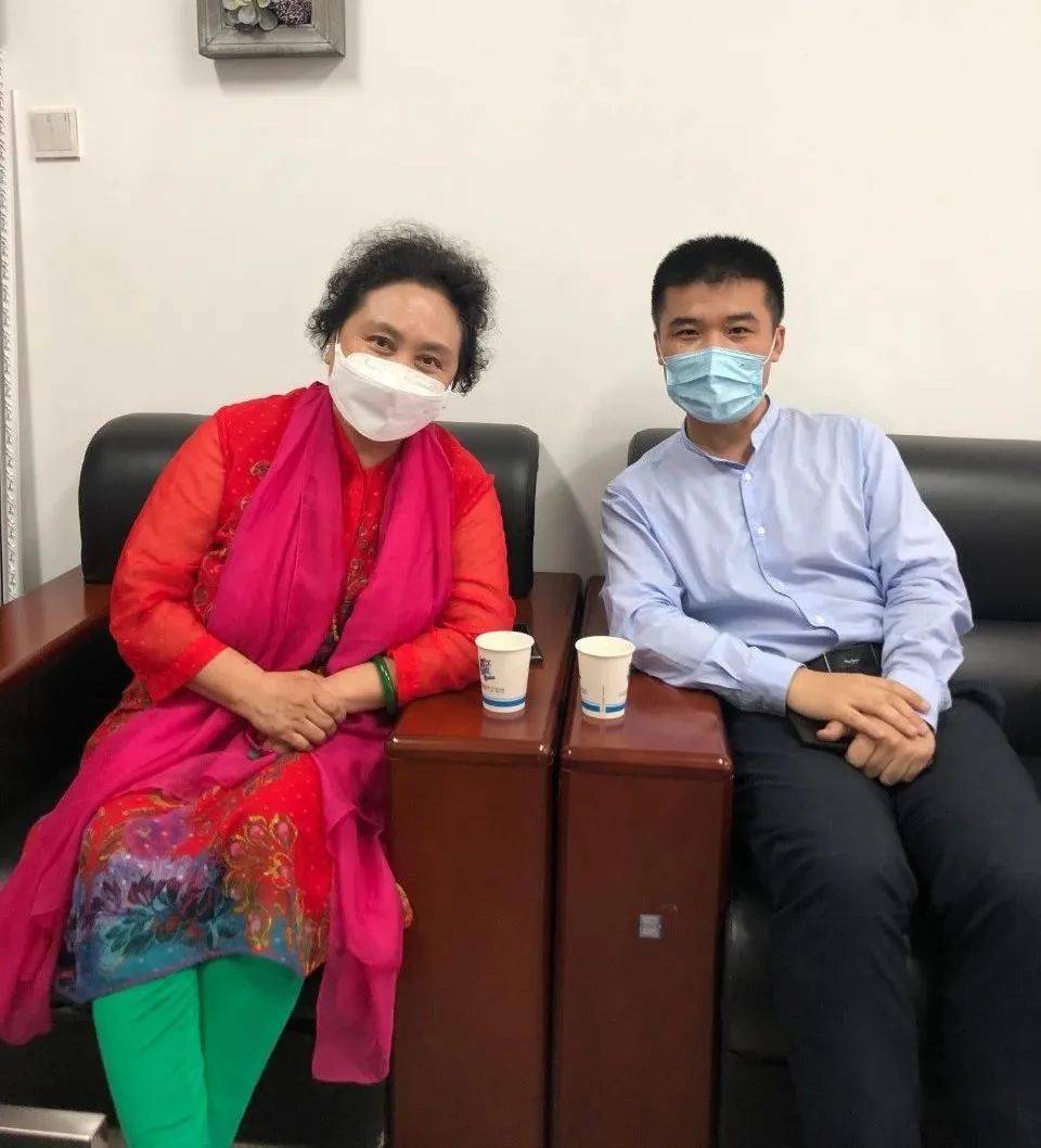 刘秀荣与张金松随后,我们带领老师们到九艺门剧场走台,排练,很顺利.