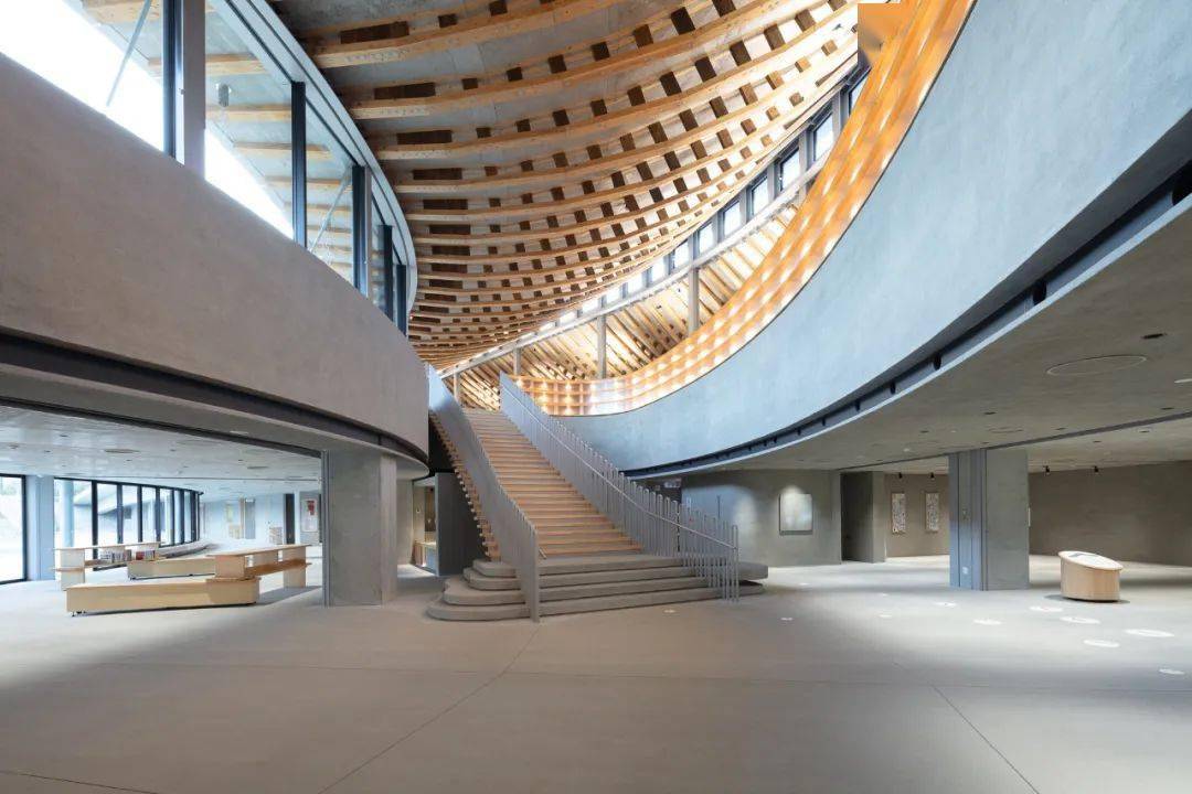 部分庭院景观逐渐升高,将庭院与二楼的公共图书馆连接起来.