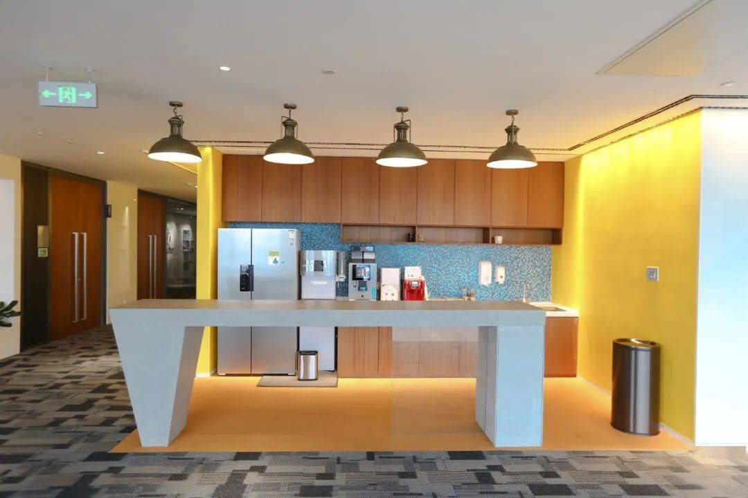 鹅厂的热可可奶泡 一直是诸多腾讯人的心头好 在茶水间还有咖啡无限