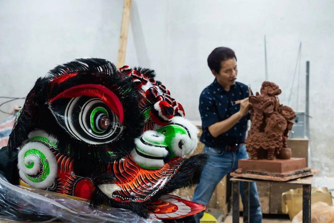 许鸿飞为端午节雕塑舞狮