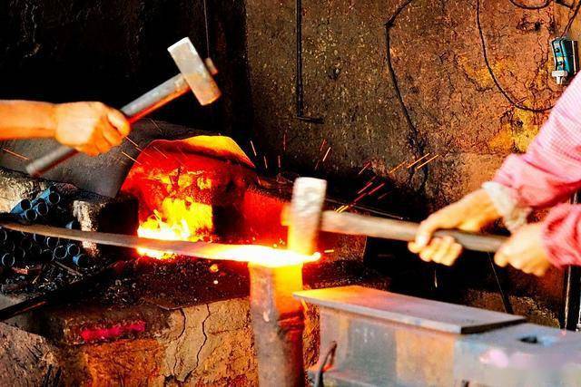 他们把锤打过的铁料放到水里淬火,拿出来从铁料的颜色变化来观察硬度