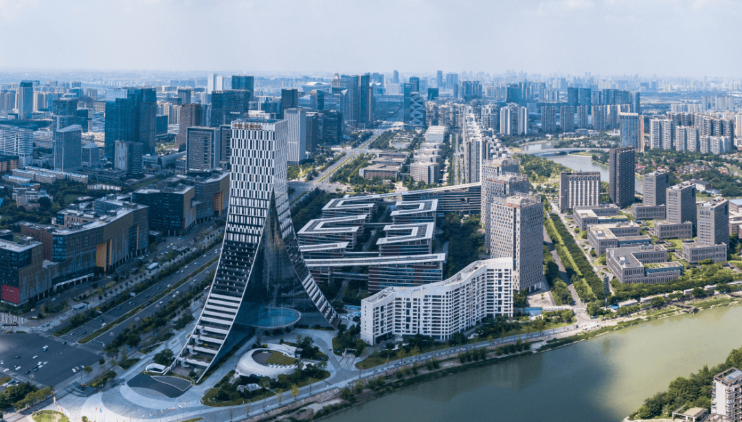 还得从其城市肌理脉络慢慢深入.