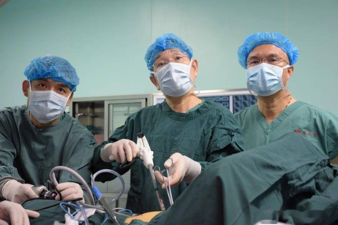 "在区人民医院得到了上海华山医院专家的手术治疗"