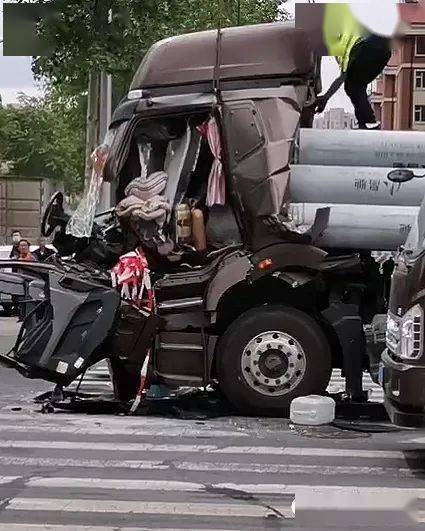 长春同康路一大货车急刹车致水泥管直插驾驶室!司机当场身亡!