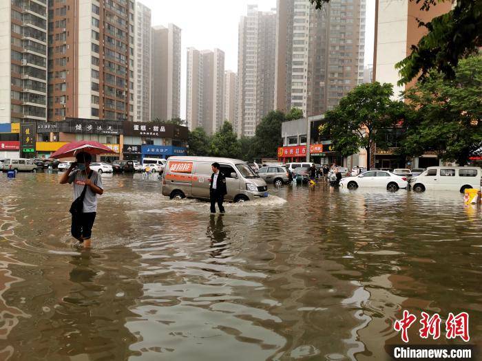 暴雨袭击湖北襄阳
