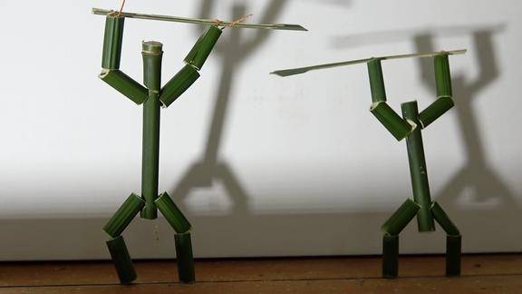 小竹子做的机器人超好玩农村小哥高兴坏了童年非常火爆的玩具