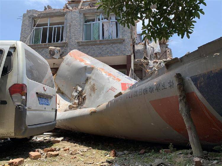 上观新闻记者在现场看到,挂车牌号为浙cm138挂的车尾部落在民房侧面