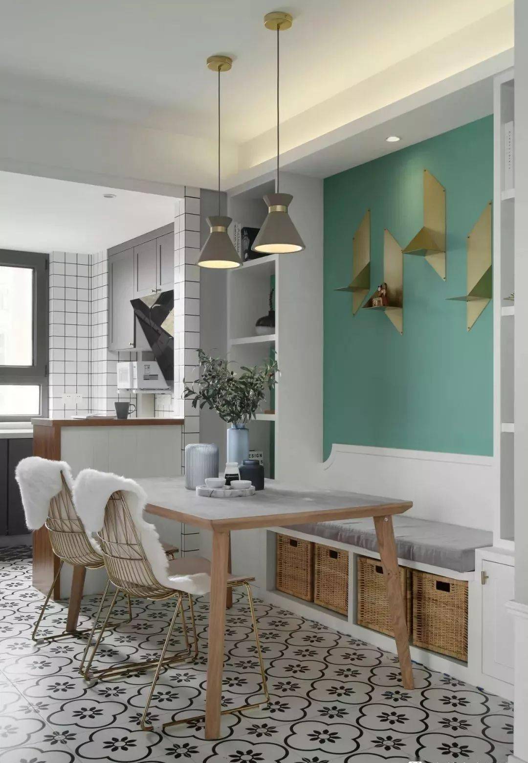 嵌入式卡座和一字型类似,只不过这种一般是将卡座嵌入于柜子之中,让