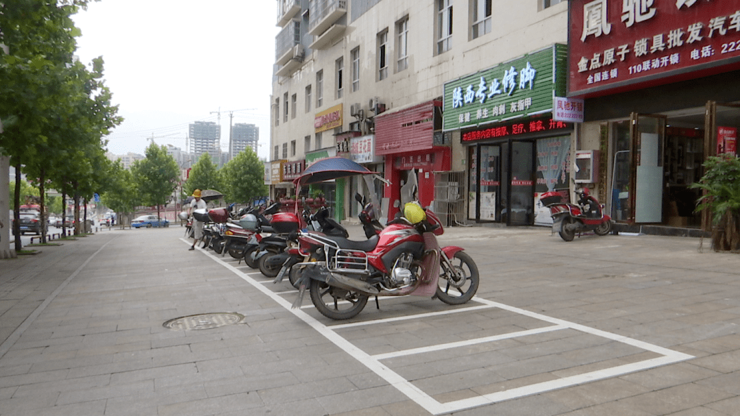 次路段,人行道旁等部分路段可见崭新的摩托车车位已施划完成摩托车和