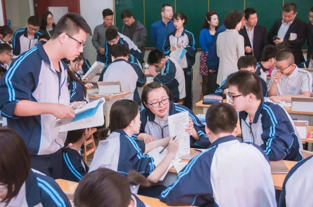 在三中的校园里,随处可见身着校服的学生手持书本成45度角,精神饱满的