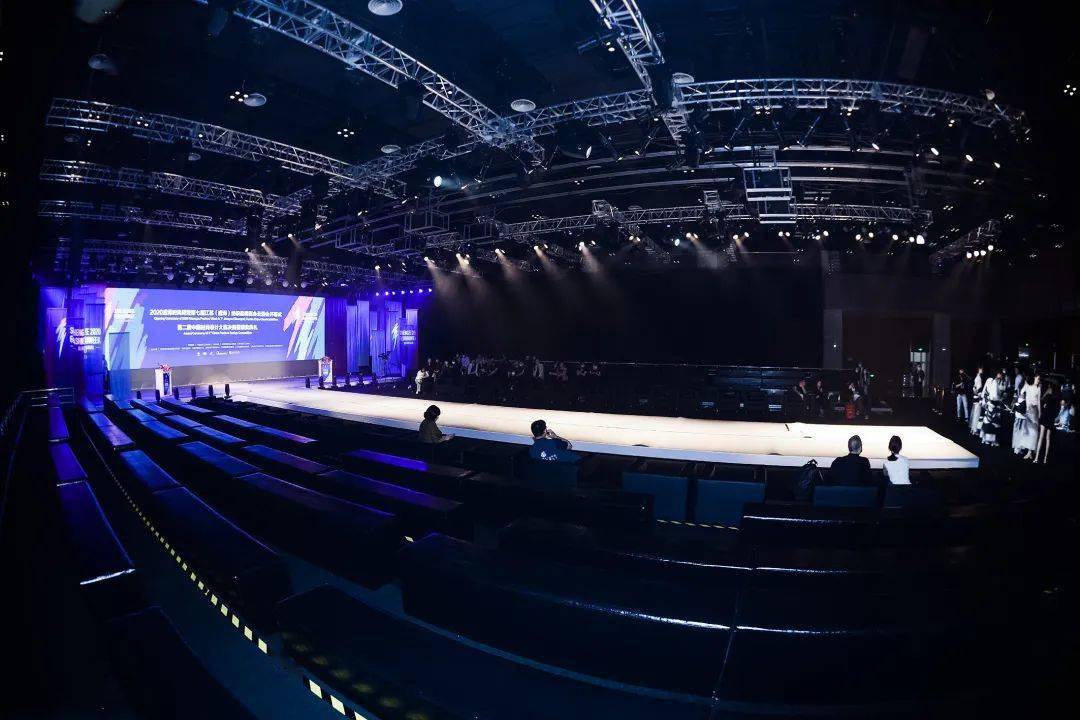 熟悉的灯光,t台,还有坐满观众的现场.