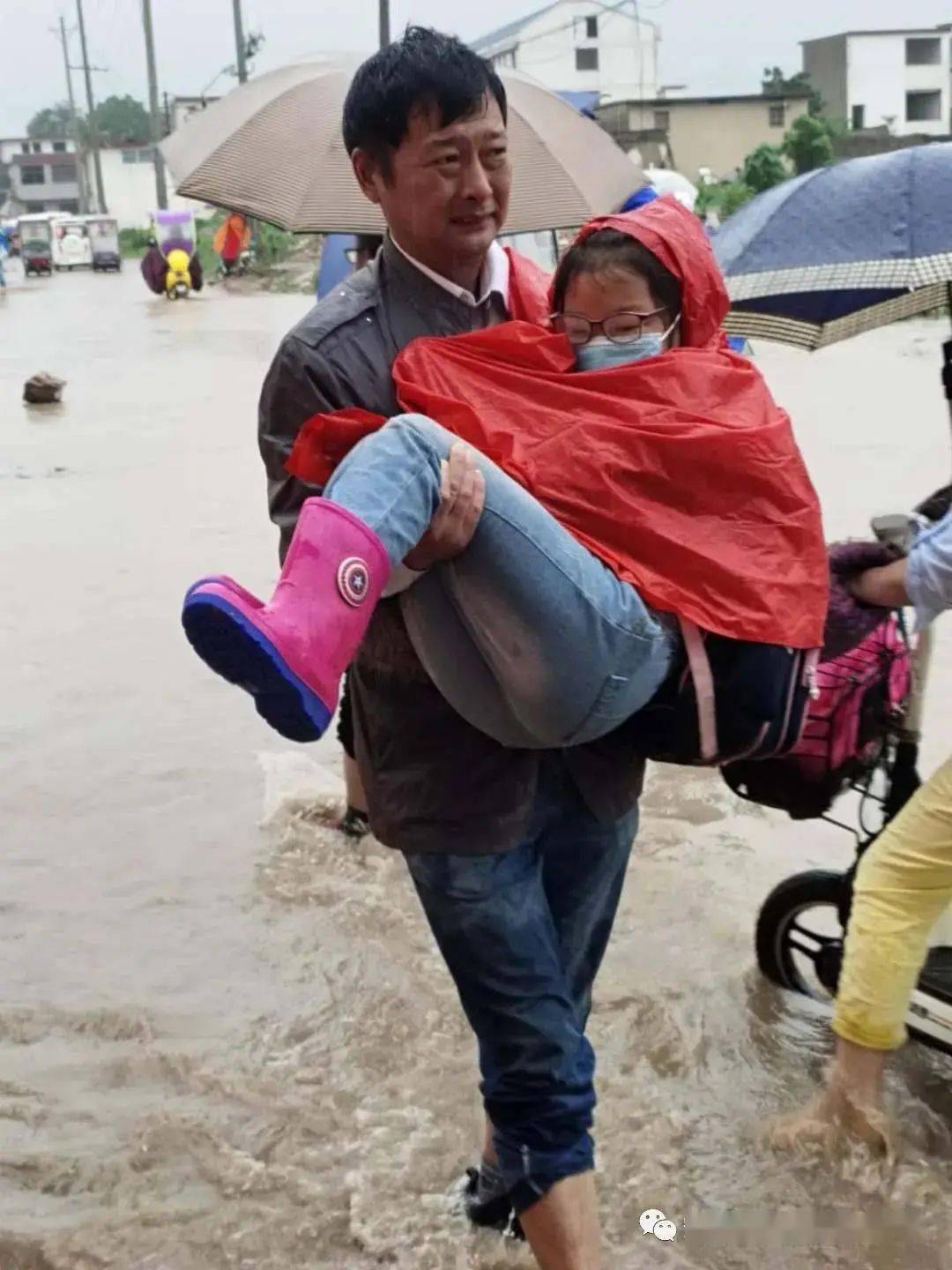 头条| 界首暴雨袭城