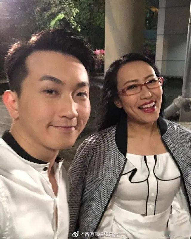 一家四口重回摆酒之地庆祝_沈可欣