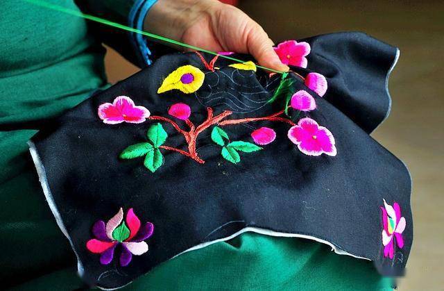 云南楚雄牟定:姹紫嫣红的彝绣_刺绣