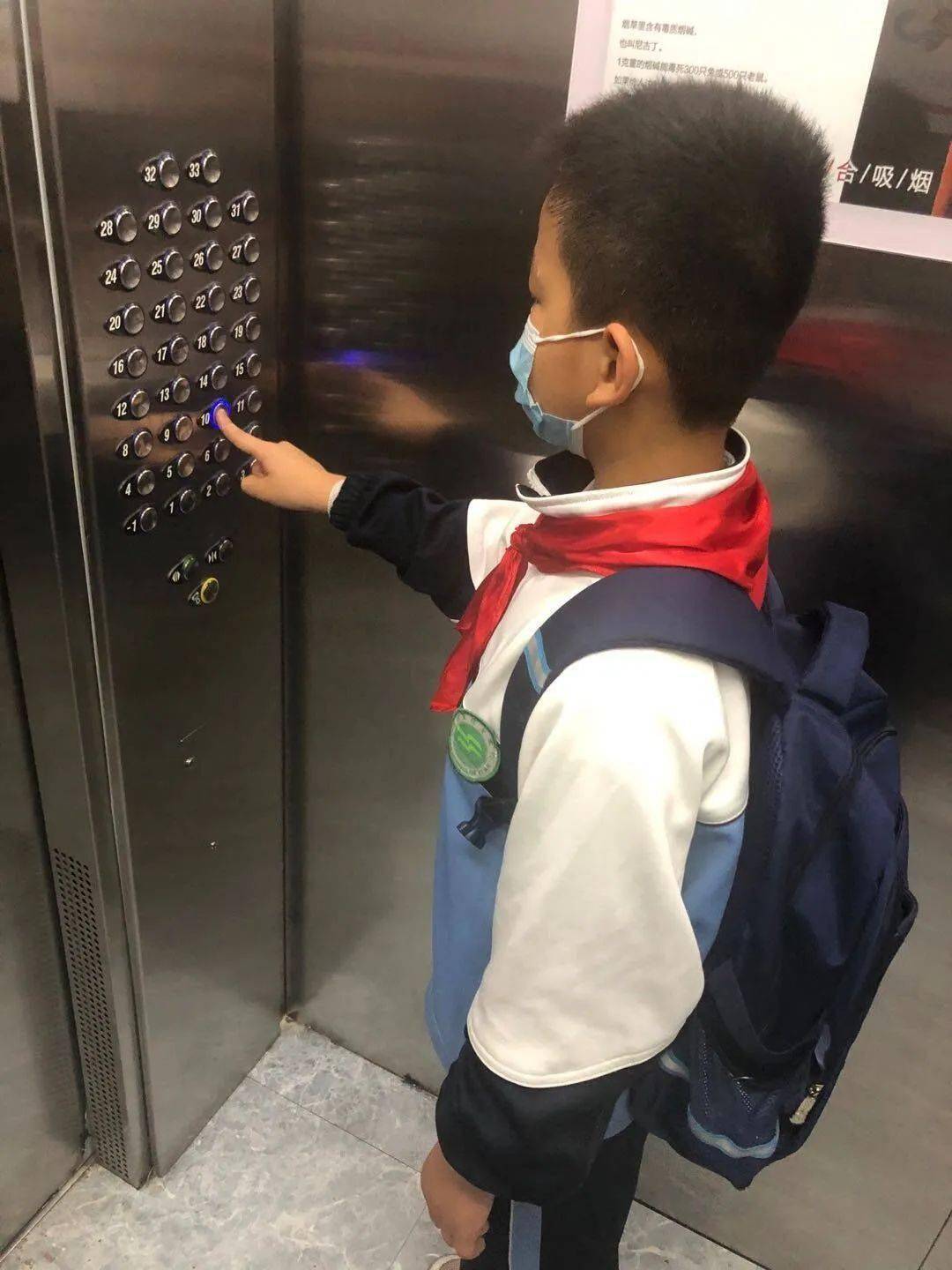 学生录制正确乘电梯步骤视频