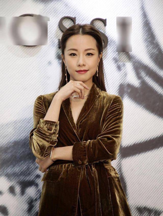 36岁邓丽欣素颜长满雀斑,疑似美颜崩坏?罕见晒性感睡衣照