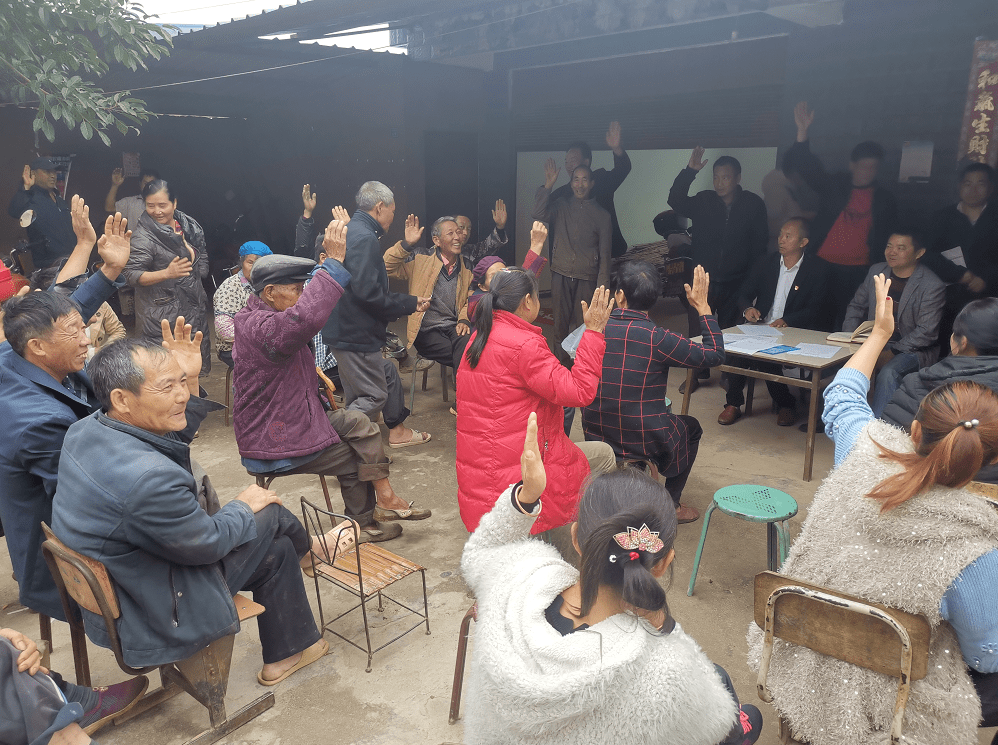 草场镇仙山村纪检组长对涉改村组村民会议表决事项进行现场监督.