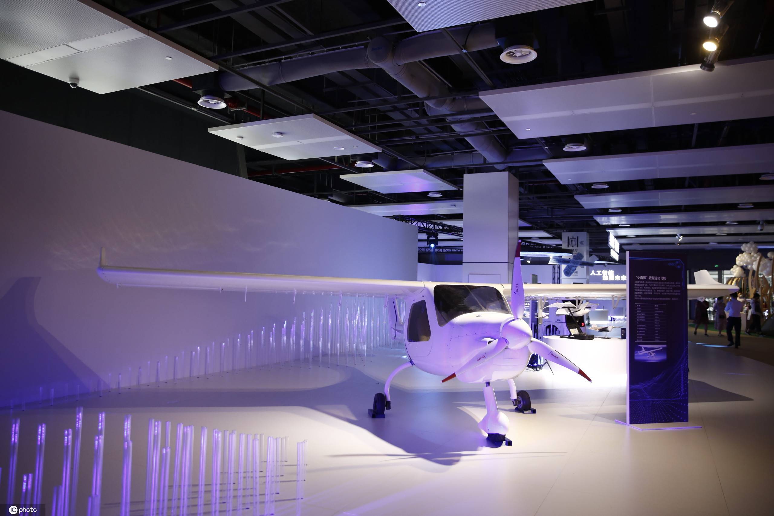 首届湖交会举办无人机,机器人,数字5g等黑科技频现