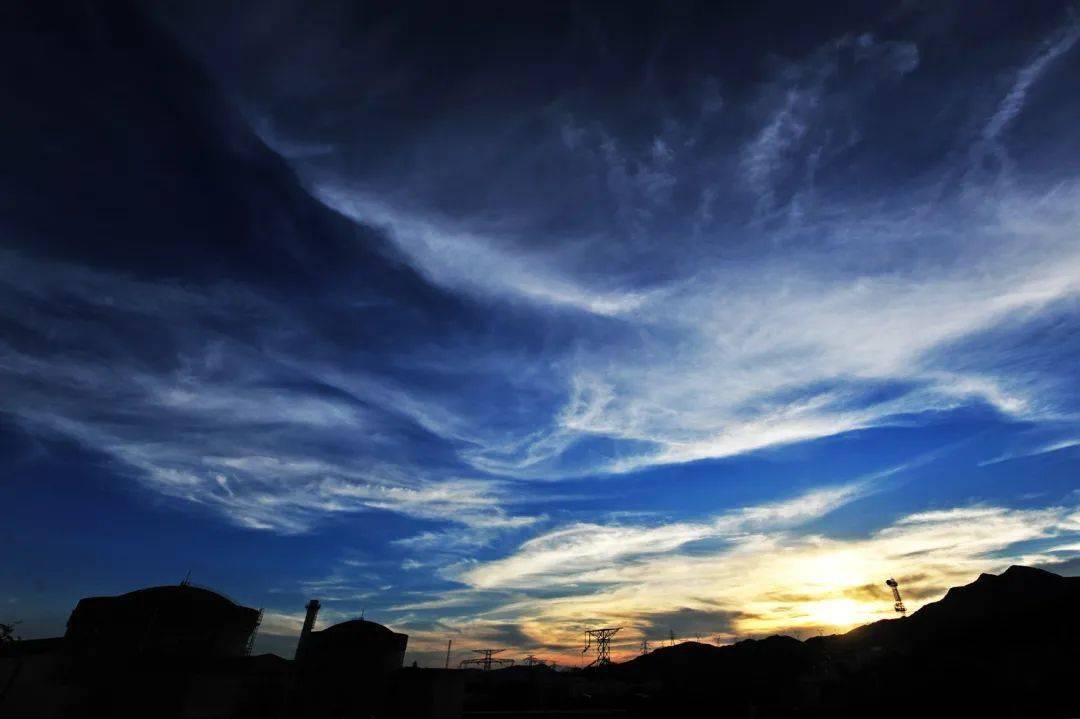 蓝天白云,傍晚夕阳,夜晚灯火,或许这是一个隐藏的"风景区"?