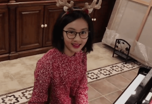 刷微博的时候,偶尔看到一个黄磊女儿多多弹钢琴的视频.